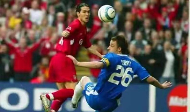 600万镑捡漏！巴萨弃将2次打服穆帅，这“幽灵球”凭啥成经典？