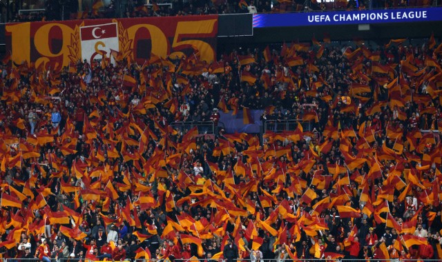 压力山大！斯洛特正面回应名宿质疑：利物浦绝非“一盘散沙”