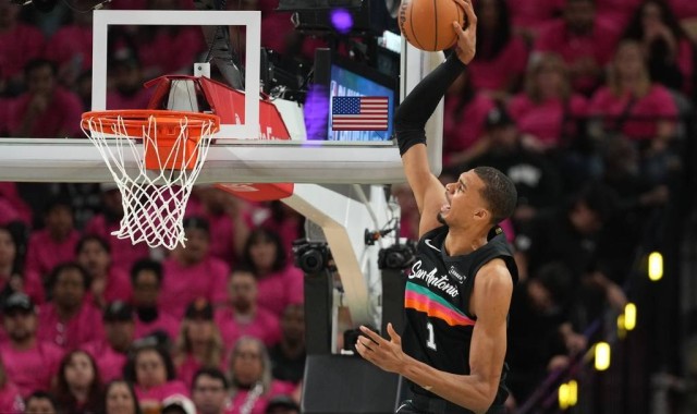 文班季后赛首秀太过完美 连超邓肯罗宾逊传承队史