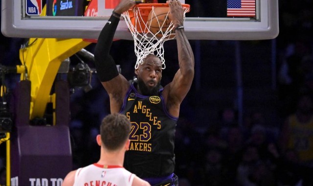 身体素质炸裂！41岁詹姆斯上演折叠背扣 震惊四座