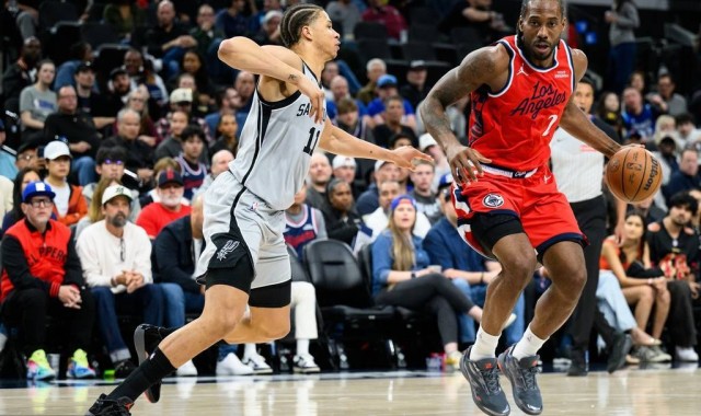 福克斯22+8卡斯尔20分 马刺轻取快船豪取11连胜